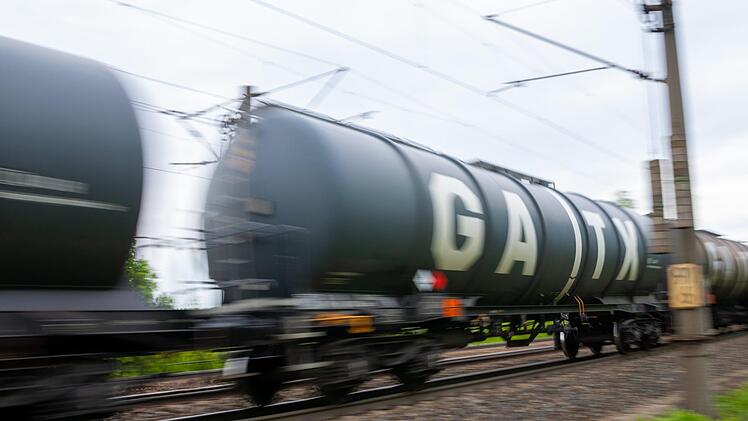 Bei diesem Bild von einem Güterzug, der von Würzburg nach Rottendorf düst, spiel Florian Bleymann mit der Bewegungsunschärfe. "Ich mag den 'Mitzieh'-Effekt, bei dem nur eine Ellipse im Bild scharf ist; das ergibt einen schönen Speed-Effekt."
