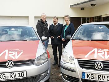 Sozialpädagoge und gesetzlicher Betreuer Markus Brust (links) mit ARV-Vorstand Jürgen Bereiter und Kollegin Cäcilia Schmidt auf dem Hof des Vereins-Stützpunktes.Steffen Standke