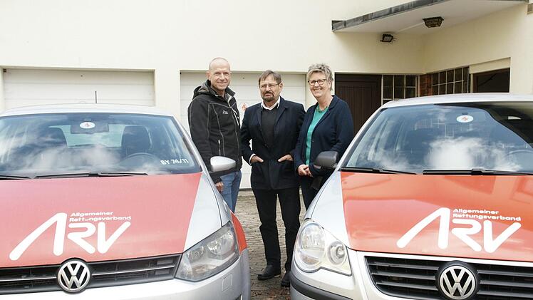 Sozialpädagoge und gesetzlicher Betreuer Markus Brust (links) mit ARV-Vorstand Jürgen Bereiter und Kollegin Cäcilia Schmidt auf dem Hof des Vereins-Stützpunktes.Steffen Standke