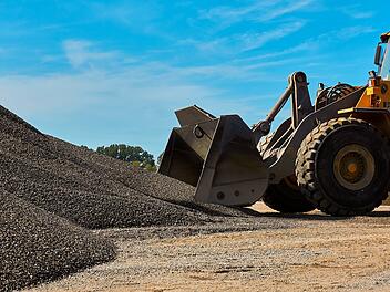 Kitzingen: Parkplatz wird vorübergehend zur Lagerfläche - was es damit auf sich hat