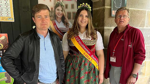 das Forchheims Bierkönigin Luisa I. zusammen mit Stefan Leifert (links im Bild) und Gästeführer Andreas Wokittel
