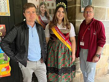 das Forchheims Bierkönigin Luisa I. zusammen mit Stefan Leifert (links im Bild) und Gästeführer Andreas Wokittel