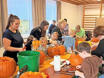 Mit Feuereifer waren die Kinder bei der Sache, als es darum ging, den Kürbissen ein Gesicht zu geben.
