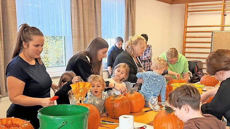 Mit Feuereifer waren die Kinder bei der Sache, als es darum ging, den Kürbissen ein Gesicht zu geben.