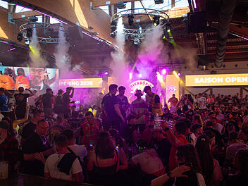 16.04.2026, Spanien, Palma: Am Tag der Saisoner&ouml;ffnung 2026 wird im Bierk&ouml;nig gefeiert. Foto: Clara Margais/dpa +++ dpa-Bildfunk +++