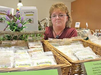 Margarete Schauderna bietet beim Hammelburger Bauernmarkt selbst zubereitete Gewürzmischungen an, die sie zusammen mit ihrem Mann Michael in Völkersleier herstellt, und zwar ohne Glutamat, Geschmacksverstärker und künstliche Aromen. Foto: Markus Reeh
