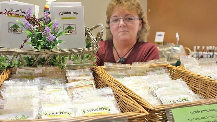 Margarete Schauderna bietet beim Hammelburger Bauernmarkt selbst zubereitete Gewürzmischungen an, die sie zusammen mit ihrem Mann Michael in Völkersleier herstellt, und zwar ohne Glutamat, Geschmacksverstärker und künstliche Aromen. Foto: Markus Reeh