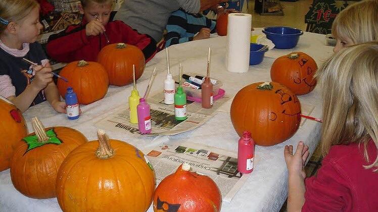 Kinder aus dem Höchstadter Paul-Gerhardt-Kindergarten waren zum Kürbisschnitzen eingeladen.