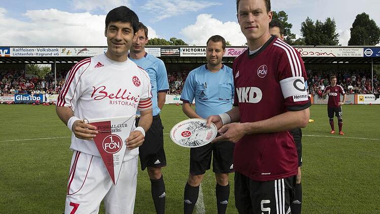 Wimpel- bzw. Tellertausch zwischen FCL-Kapitän Erbil Demirel (links) und Hanno Balitsch vom FCN. Foto: Uwe Gick