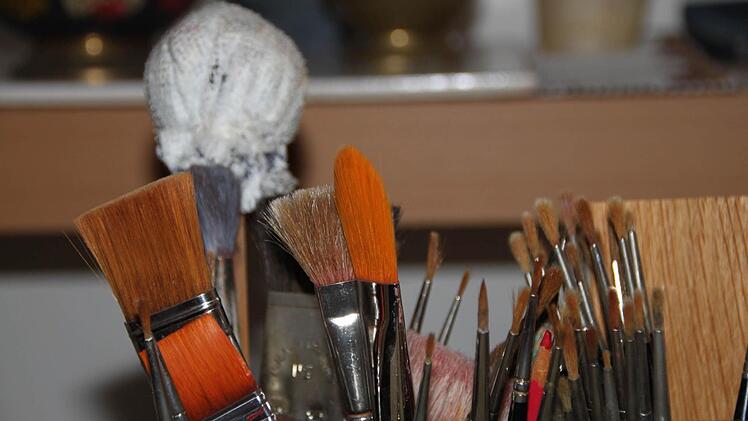 Sie verwendet dafür unter anderem Eigelb, Nelkenöl und manchmal sogar ein bisschen Bier.