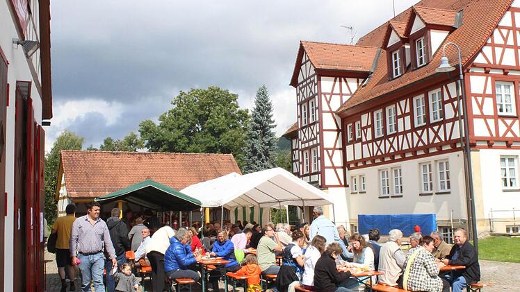 Die Erwachsenen genießen die fränkischen Spezialitäten am Rathaus-Biergarten.