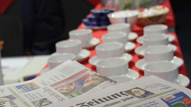 Die Zeitung stand im Mittelpunkt.