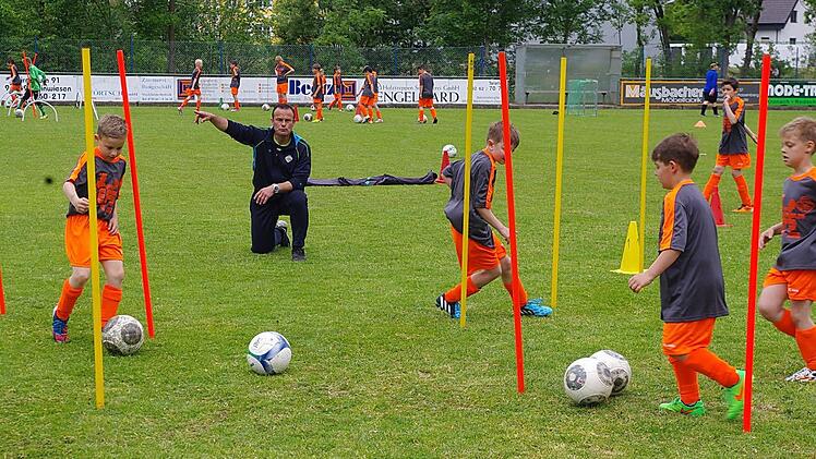 Armin Eck "dirigierte" das Trainingscamp, er hatte alle im Griff. Foto: Heike Schülein