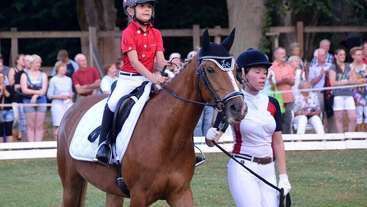 Bei der Quadrille des Reitervereins im Luitpoldpark.  Foto: Peter Rauch