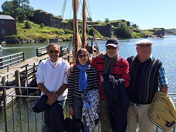 Seefestung Suomenlinna ist eine der beliebtesten Sehenswürdigkeiten Finnalnds. Dorothee Janetzke-Wenzel und Heinz-Dieter Wenzel (Foto: Mitte) haben im Sommer auch Freunde vom Tennisclub Breitengüßbach dorthin geführt (links Christian Wolf, rechts Siegfried Wagner). Foto: privat