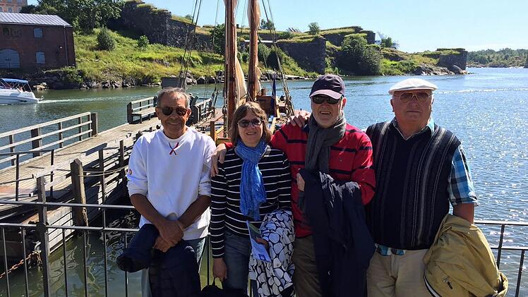 Seefestung Suomenlinna ist eine der beliebtesten Sehenswürdigkeiten Finnalnds. Dorothee Janetzke-Wenzel und Heinz-Dieter Wenzel (Foto: Mitte) haben im Sommer auch Freunde vom Tennisclub Breitengüßbach dorthin geführt (links Christian Wolf, rechts Siegfried Wagner). Foto: privat