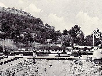 Das war das alte Kulmbacher Freibad, eröffnet 1934. Es gab einen Nichtschwimmerbereich (links) und - durch einen Holzbalken getrennt - ein Schwimmerbecken mit Sprungturm. Foto: Archiv - Stephan Tiroch
