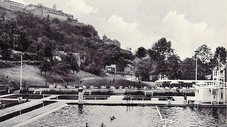 Das war das alte Kulmbacher Freibad, eröffnet 1934. Es gab einen Nichtschwimmerbereich (links) und - durch einen Holzbalken getrennt - ein Schwimmerbecken mit Sprungturm. Foto: Archiv - Stephan Tiroch