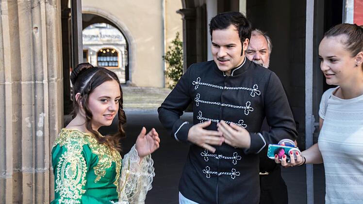 Marie-Sophie Weidinger (Victoria), Valentin Frunkte (Albert) und Regieassistentin Johann Popp (von links) in CoburgFoto: Jochen Berger