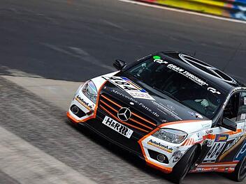 Der neue Bolide: Steffen Fürsch pilotiert im 24-Stunden-Rennen einen Mercedes MB C 230 V6. Foto: Team AutoArena