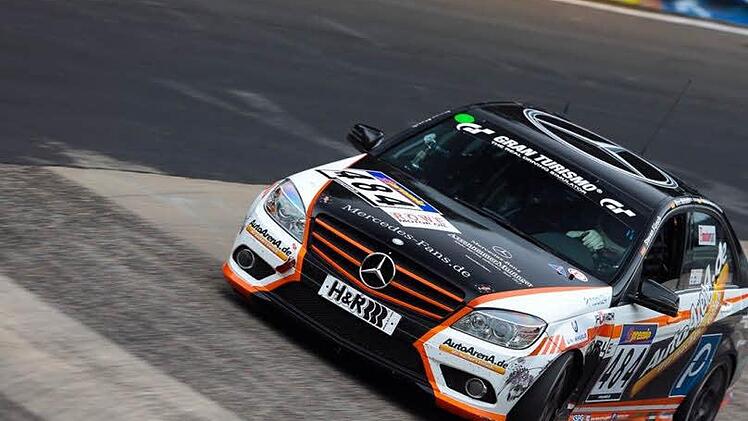 Der neue Bolide: Steffen Fürsch pilotiert im 24-Stunden-Rennen einen Mercedes MB C 230 V6. Foto: Team AutoArena