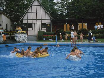 Das Freibad ist ein beliebter Treffpunkt der Herzogenauracher  Fotos: Archiv FT und maw