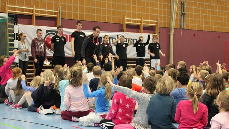Sebastian Böhnlein bewies pädagogisches Geschick, hatte Kinder wie Lehrerinnen bestens im Griff. Sie hörten "auf Pfiff".