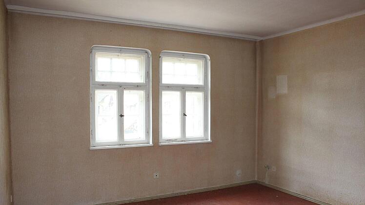 Leeres Zimmer im Gutshof. Hier gäbe es Möglichkeiten für Künstler-Unterkünfte oder ein Büro.