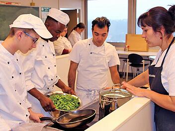 Für den Grünkohl-Smoothie müssen alle Zutaten sehr klein geschnitten  werden, bevor sie in den Mixer kommen, wissen die jungen Leute im Berufsbildungszentrum Münnerstadt.  Dieter Britz