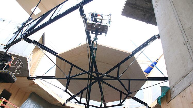 Präzisionsarbeit für die Dachspinne des Globe-Neubaus: so schwebt die tonnenschwere Konstruktion ins Innere - vom Abheben bis zum Andocken getragen von einem riesigen Autokran.Foto: Jochen Berger