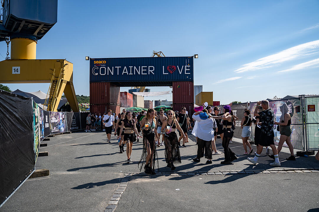 Techno-Musik direkt am Hafenbecken zwischen Kränen und Containern!