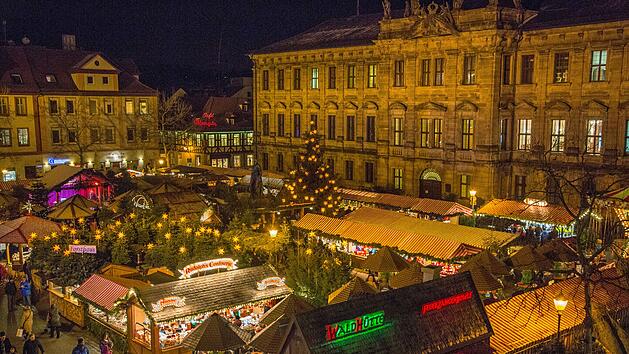 Eine Aufsicht auf alle St&auml;nde des Weihnachtsmarktes "Waldweihnacht" in Erlangen.