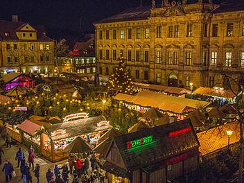 Eine Aufsicht auf alle Stände des Weihnachtsmarktes "Waldweihnacht" in Erlangen.