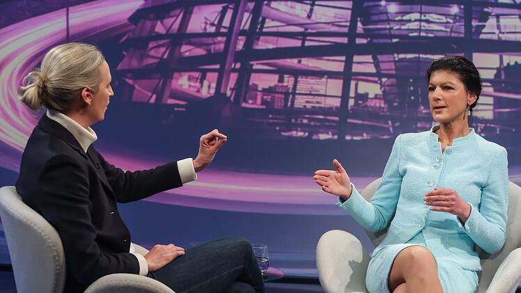 Als Alice Weidel (links) ihre Behauptunt wiederholt, Hitler sei im Geiste ein Linker" gewesen, kommt es zum offenen Streit mit Sahra Wagenknecht.