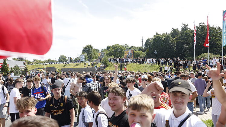 Hunderte Personen belagern Emskirchen: Aufruf zum "Schanzenfest" versetzt Stadt in den Ausnahmezustand