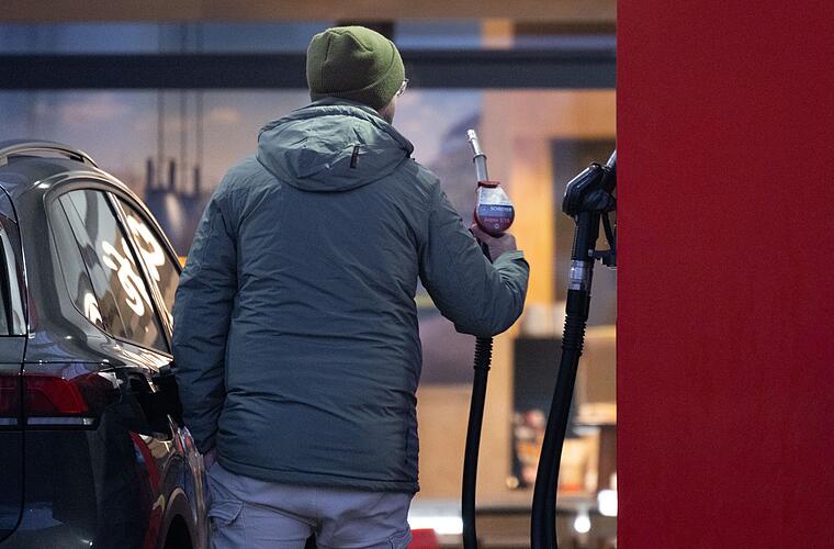 Ölpreis über 100 Dollar - Klingbeil: Sprit-Preistreiberei