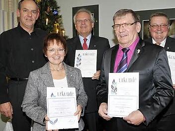 Ingolf Hoffmann zeichnete Gudrun Klien, Hans Wormser, Hans Vogel und Alexander Wormser (v. l.) für ihre Vereinstreue aus. Foto: RK