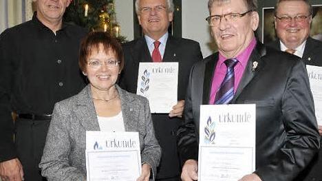 Ingolf Hoffmann zeichnete Gudrun Klien, Hans Wormser, Hans Vogel und Alexander Wormser (v. l.) für ihre Vereinstreue aus. Foto: RK