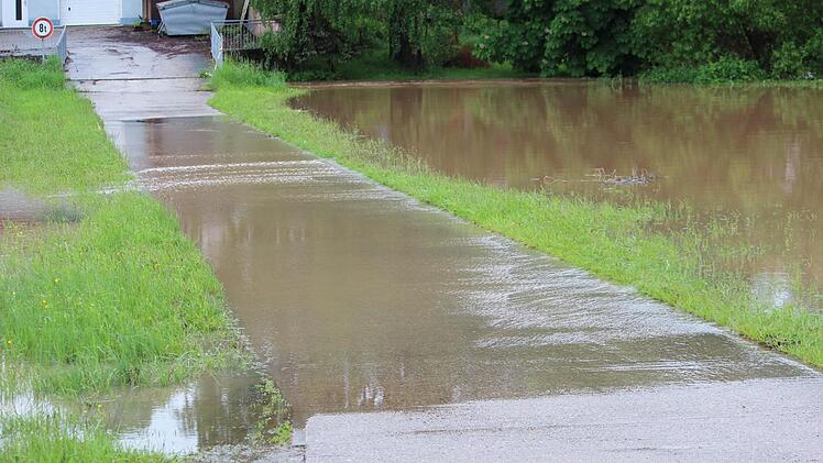 Insgesamt sind im Landkreis Haßberge viele Ortschaften in Flussnähe von Hochwasser betroffen: Überspülte Wege bei Frickendorf.