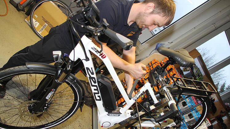 Zweiradmechaniker Patrick Backert von Radsport Dressel ist selbst Mountainbiker und hat sein Hobby zum Beruf gemacht. Foto: Jürgen Gärtner