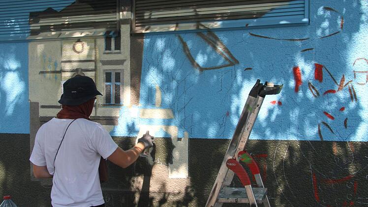 Hanno Fennel gestaltet das Trafo-Häuschen