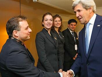 Als "Hotelchef Ost" war Heiko Dilger schon beim Weltwirtschaftsgipfel im Januar im Steigenberger Hotel in Davos tätig. Er begrüßte dort auch den scheidenden US-Außenminister John Kerry. Jetzt erhält der 40-Jährige eine Festanstellung als Direktor.  Fotos: Marcel Giger, (1) , Bernhard Panzer (4), privat (3)