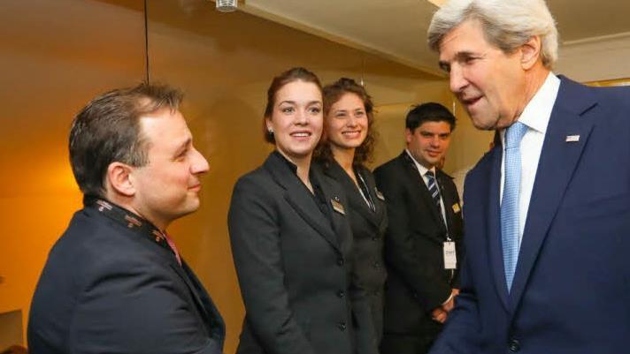 Als "Hotelchef Ost" war Heiko Dilger schon beim Weltwirtschaftsgipfel im Januar im Steigenberger Hotel in Davos tätig. Er begrüßte dort auch den scheidenden US-Außenminister John Kerry. Jetzt erhält der 40-Jährige eine Festanstellung als Direktor.  Fotos: Marcel Giger, (1) , Bernhard Panzer (4), privat (3)