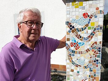 Mit Liebe zum Detail hat Udo Holländer seine Umweltsäule aus Mosaiksteinchen gefertigt. Fotos: Dagmar Besand