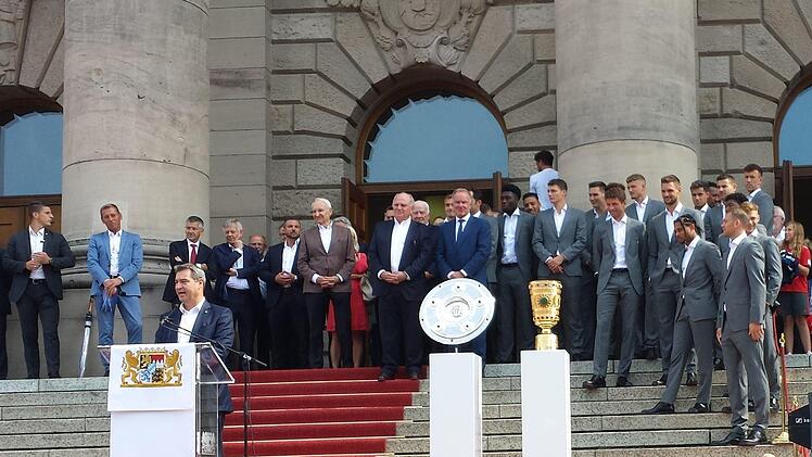 Bayerns Ministerpräsident Markus Söder ehrt die Mannschaft des FC Bayern München zum Gewinn des Doubles der Saison 2018/19. Im Hintergrund der ehemalige Ministerpräsident von Bayern Edmund Stoiber, daneben Uli Hoeneß, Karl-Heinz Rummenigge und die Spieler des FC Bayern.                                    Foto: Katharina Bambach