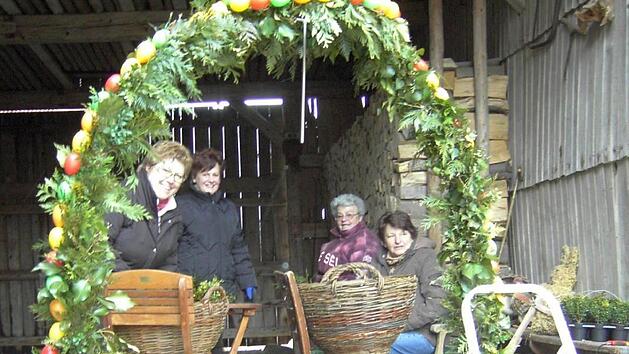 So wie 2015 Christine Kömpel, Ilse Bug, Irmgard Prucha und Ursula Hübner (v.l.n.r.) den Schmuck für den Kothener Osterbrunnen erstellten,, kümmert sich der Verein jedes Jahr um ansprechende Dorfverschönerung.  Foto: Norbert Kömpel