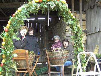 So wie 2015 Christine Kömpel, Ilse Bug, Irmgard Prucha und Ursula Hübner (v.l.n.r.) den Schmuck für den Kothener Osterbrunnen erstellten,, kümmert sich der Verein jedes Jahr um ansprechende Dorfverschönerung.  Foto: Norbert Kömpel