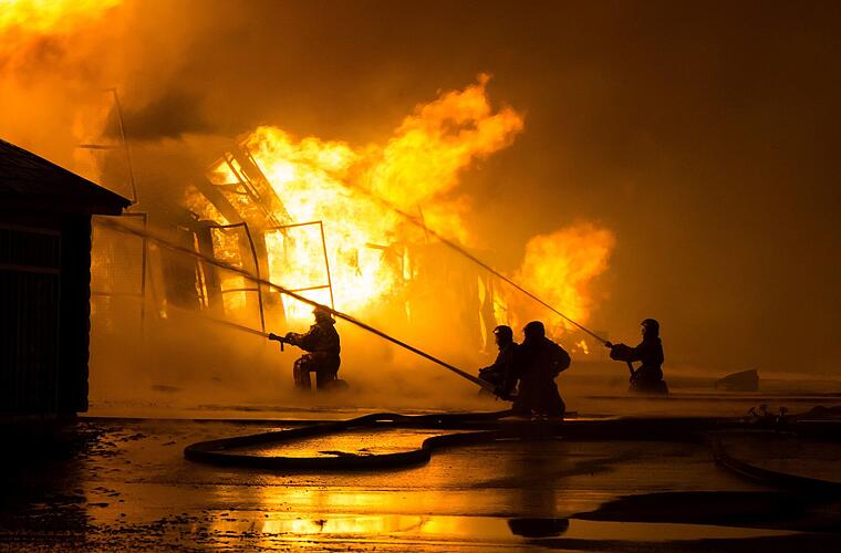 Seubrigshausen: Scheunenvollbrand in der Nacht - Schaulustige leicht verletzt - Vimarsana News