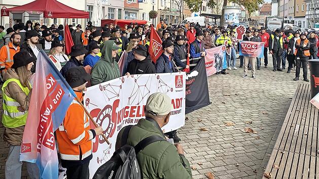 Mehrere Hundert junge Metaller demonstrieren.