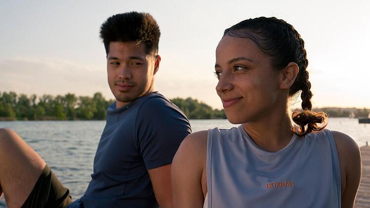 Kayden (Ross Butler) und Sienna (Kiana Madeira) kommen sich immer näher.